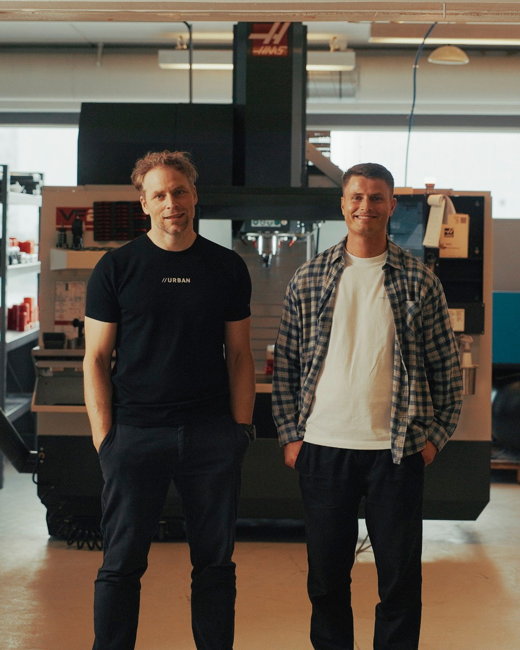 Nikolai og Jesper i Rockslice-verkstedet, foran CNC-maskinen